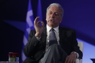 Σκιές για Αβραμόπουλο