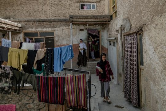 Διεθνής ανησυχία, καθώς οι Ταλιμπάν απαγoρεύουν στις γυναίκες να εργάζονται σε ΜΚΟ