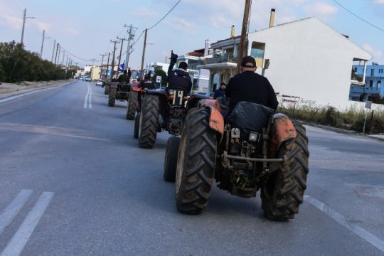 Ζεσταίνουν τα τρακτέρ οι αγρότες μετά την άκαρπη συνάντηση με τον Γ. Γεωργαντά