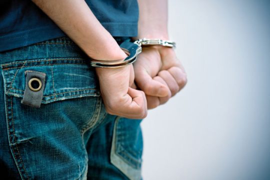 Έξι νέα εντάλματα σύλληψης για το βιασμό του 15χρονου στο Ίλιον