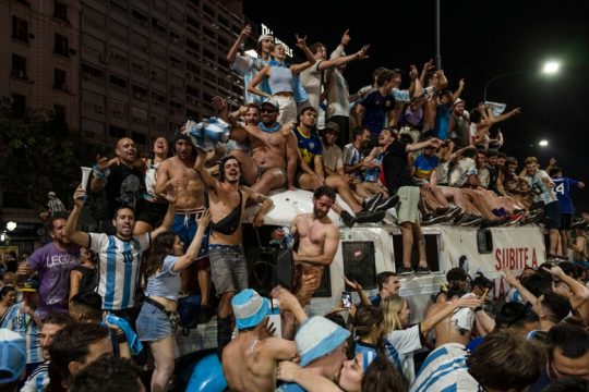 Εικόνες από πανηγυρισμούς, αλλά και επεισόδια