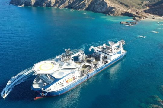 Η θυγατρική του ΑΔΜΗΕ, Αριάδνη Interconnection ποντίζει 335 χλμ. ηλεκτρικού καλωδίου μεταξύ Κρήτης και Αττικής