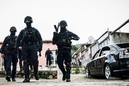 Στήνουν κλίμα έντασης και αστυνομοκρατίας μετά τον θάνατο του 16χρονου Ρομά