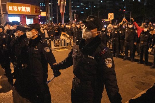 Κίνα: Τα μέτρα χαλαρώνουν, η λογοκρισία γιγαντώνεται
