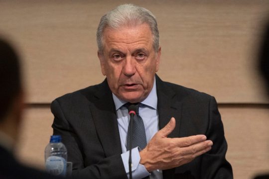 Τι απαντά ο Αβραμόπουλος στην Κομισιόν