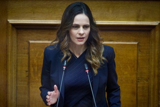 Έφη Αχτσιόγλου: «Η ιλαροτραγωδία “κυβέρνηση Μητσοτάκη κατά τραπεζών” συνεχίζεται»