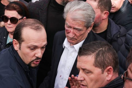 Γρονθοκόπησαν τον Μπερίσα σε διαδήλωση στα Τίρανα