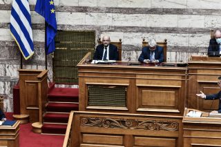 Αντί να απαντήσει, τράπηκε σε φυγή