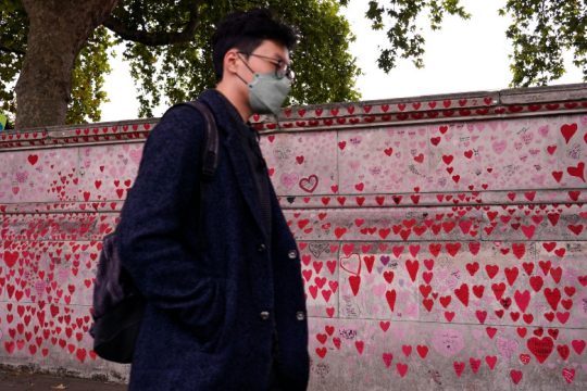 Πάνω από 1 εκατ. κρούσματα κορονοϊού στη Βρετανία μέσα σε μια εβδομάδα