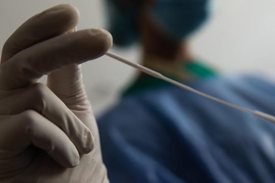 ΕΟΔΥ: Υποχώρηση εβδομαδιαίων κρουσμάτων, εκτόξευση θανάτων και διασωληνώσεων