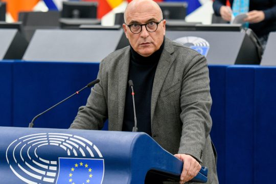 Ιταλία: Το Δημοκρατικό Κόμμα ανέστειλε την κομματική ιδιότητα του Αντρέα Κοτσολίνο