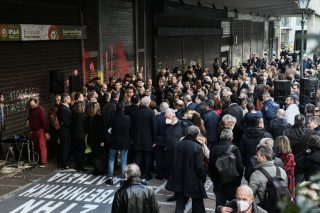 συγκέντρωση διαμαρτυρίας των δικηγόρων έξω από το υπουργείο Εργασίας