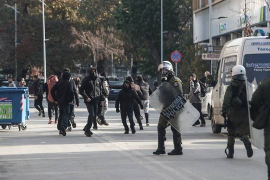 Προθεσμία έλαβε ο αστυνομικός που πυροβόλησε τον νεαρό Ρομά – Τι ισχυρίστηκε