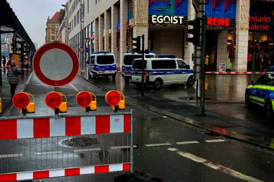 Πυροβολισμοί στη Δρέσδη με νεκρή γυναίκα και έναν όμηρο