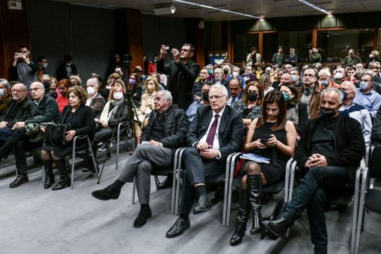 Αποκαθήλωσαν τον Κυριάκο Μητσοτάκη