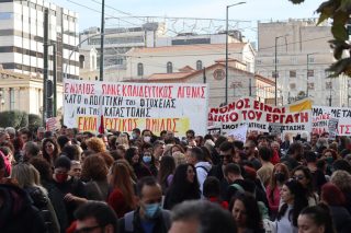 Τώρα χτυπούν και τους δασκάλους!