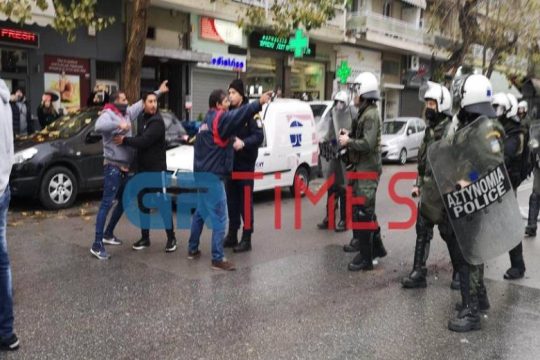 Έκρηξη οργής για τον πυροβολισμό του 16χρονου Ρομά