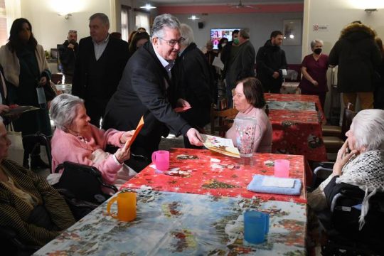 Με δώρα στο Γηροκομείο Αθηνών ο Δ. Κουτσούμπας