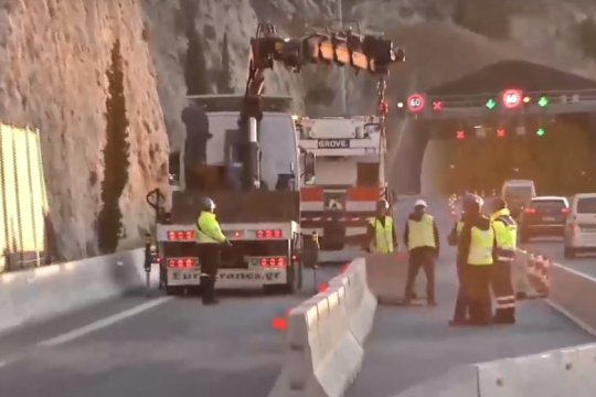 Μπαλάκι οι ευθύνες για το μπάχαλο στην Αθηνών-Κορίνθου, εν μέσω κυβερνητικής αφωνίας