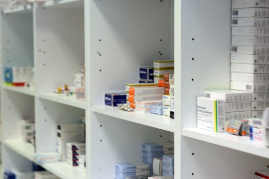Πυρά κατά της κυβέρνησης για τις τραγικές ελλείψεις φαρμάκων