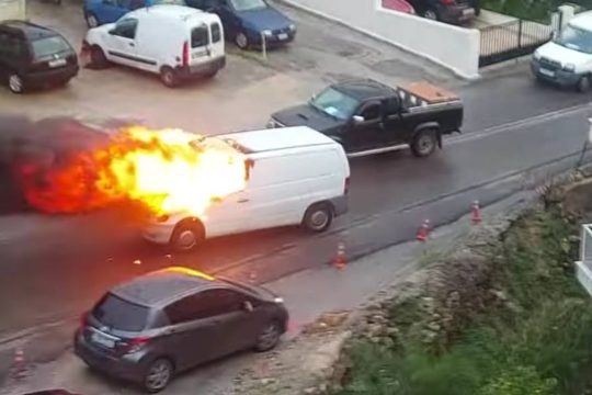 Όχημα τυλίχθηκε στις φλόγες εν κινήσει στο Ρέθυμνο