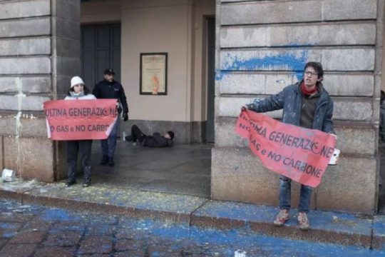 Ακτιβιστές κατά της κλιματικής κρίσης έριξαν μπογιές στη Σκάλα του Μιλάνου