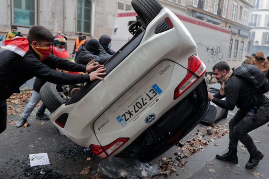 Βίαιες συγκρούσεις στο Παρίσι για τη δολοφονία των Κούρδων