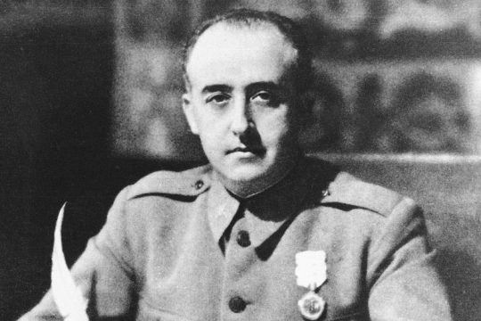 Ξηλώνουν τα παράσημα από τους αστυνομικούς του Φράνκο