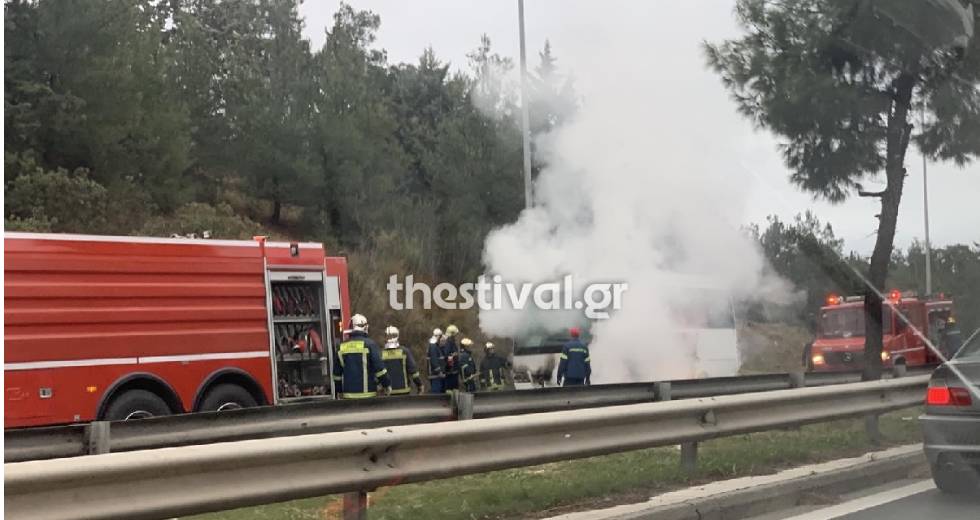 Φωτιά σε σχολικό λεωφορείο στον Περιφερειακό της Θεσσαλονίκης