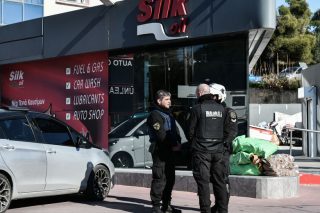 Πυροβολισμοί-μήνυμα έξω από βενζινάδικο