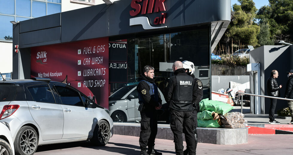 Πυροβολισμοί-μήνυμα έξω από βενζινάδικο