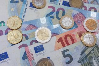 Η ακρίβεια γεμίζει τα κρατικά ταμεία