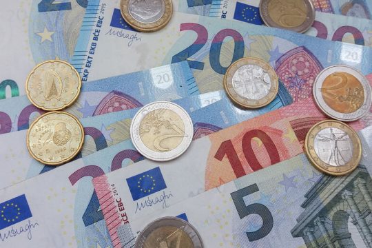 Η ακρίβεια γεμίζει τα κρατικά ταμεία
