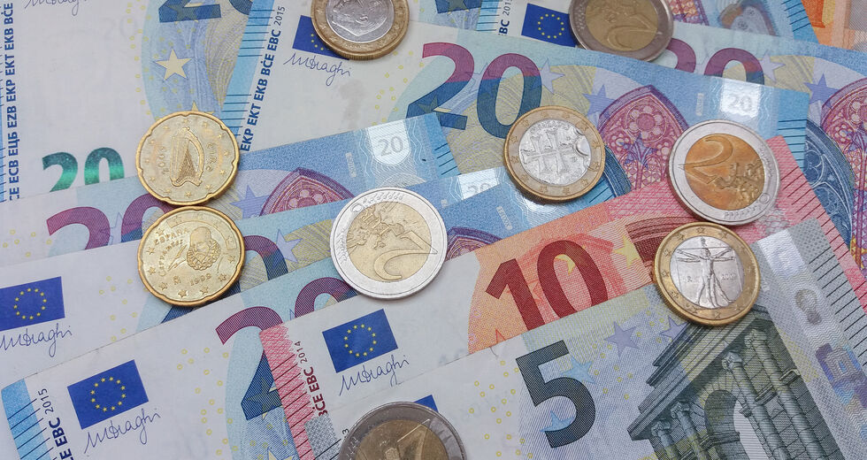 Η ακρίβεια γεμίζει τα κρατικά ταμεία