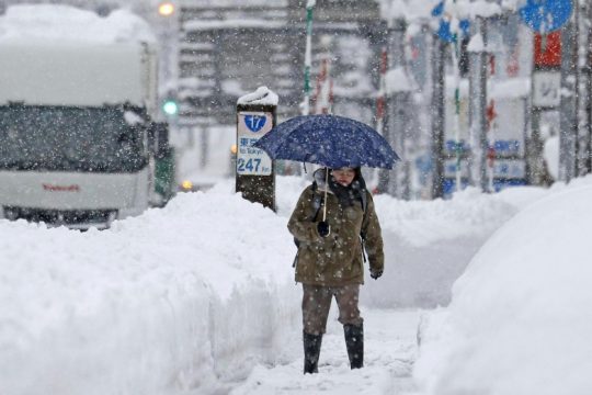 Φονικές χιονοθύελλες και εκτεταμένο μπλακ άουτ στην Ιαπωνία