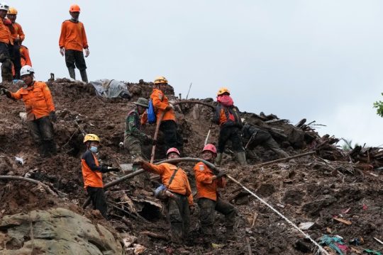 Διπλασιάστηκε ο αριθμός των νεκρών από τον σεισμό στην Ινδονησία
