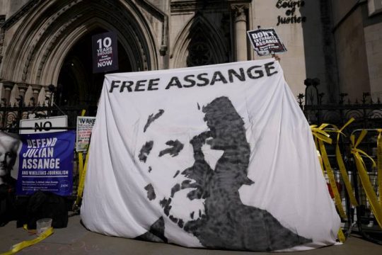 Στο ΕΔΔΑ προσέφυγαν οι δικηγόροι του Ασάνζ ζητώντας να μην εκδοθεί στις ΗΠΑ