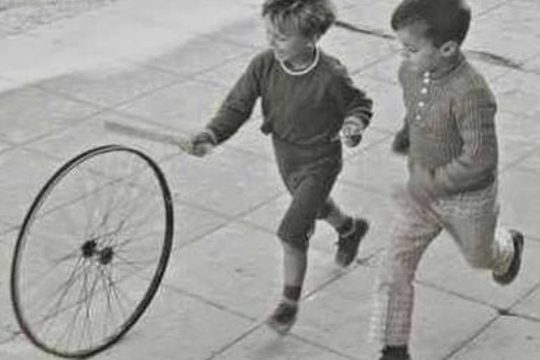 Ο «Κάϊν» αποχαιρετά τον μικρό του αδελφό «Αβελ»….