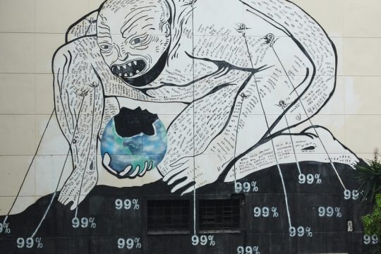 Εμφανής και αφανής αποικιοκρατία