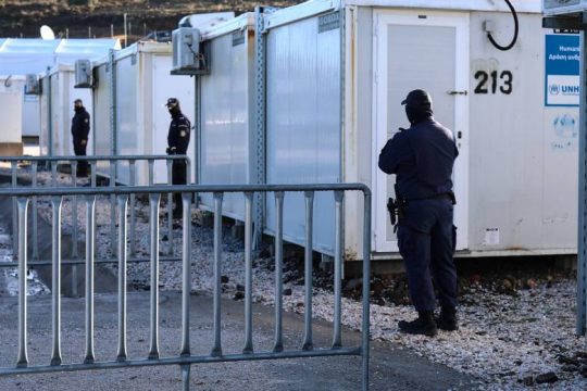 Καθιστική διαμαρτυρία προσφύγων στο κέντρο κράτησης της Μυτιλήνης 