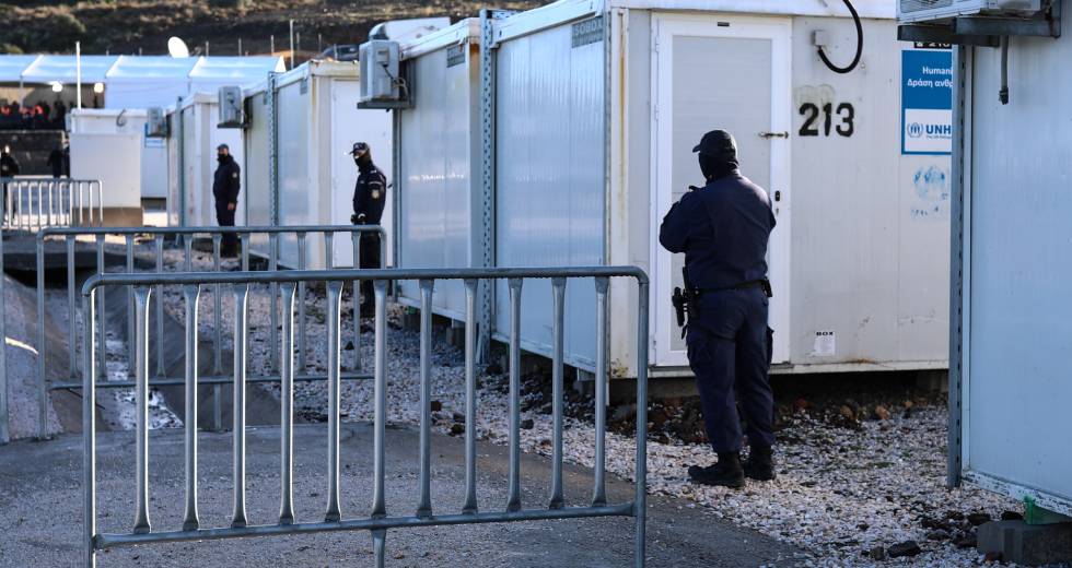 Καθιστική διαμαρτυρία προσφύγων στο κέντρο κράτησης της Μυτιλήνης