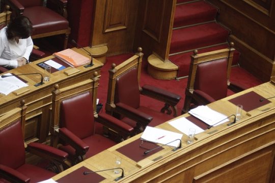 Κοινωνίες τού «ό,τι προλάβουμε να αρπάξουμε πριν χάσουμε την καρέκλα»