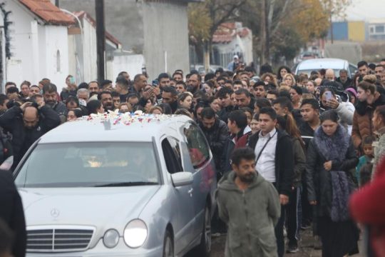 «Αθάνατος» – Οδύνη και μοιρολόγια στην κηδεία του Κώστα Φραγκούλη