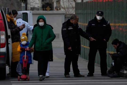 Πυρά κατά των περιοριστικών μέτρων σε επιβάτες από την Κίνα