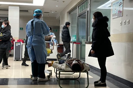 Η Κίνα διακόπτει την καθημερινή αναφορά κρουσμάτων ενώ ο ιός «θερίζει»