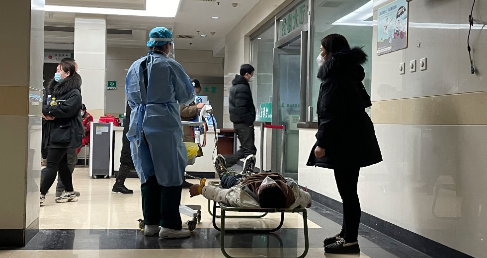 Η Κίνα διακόπτει την καθημερινή αναφορά κρουσμάτων ενώ ο ιός «θερίζει»