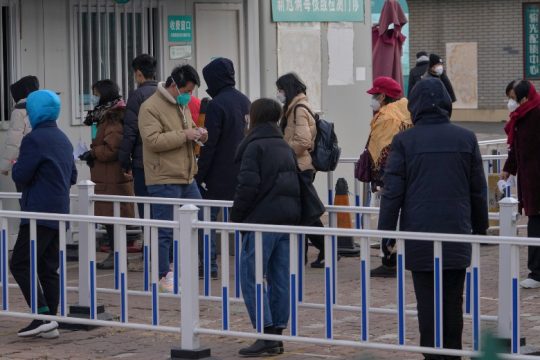 Πανικός με τις ελλείψεις φαρμάκων στην Κίνα, την ώρα που η Covid οργιάζει