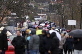 Μυρίζει μπαρούτι πάλι στο Κόσοβο