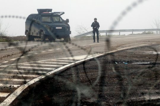 Αποκλιμάκωση της έντασης στο Κόσοβο: αποσύρθηκαν τα οδοφράγματα