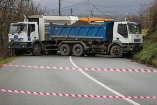 Παραμένουν στα μεθοριακά μπλόκα οι Σέρβοι